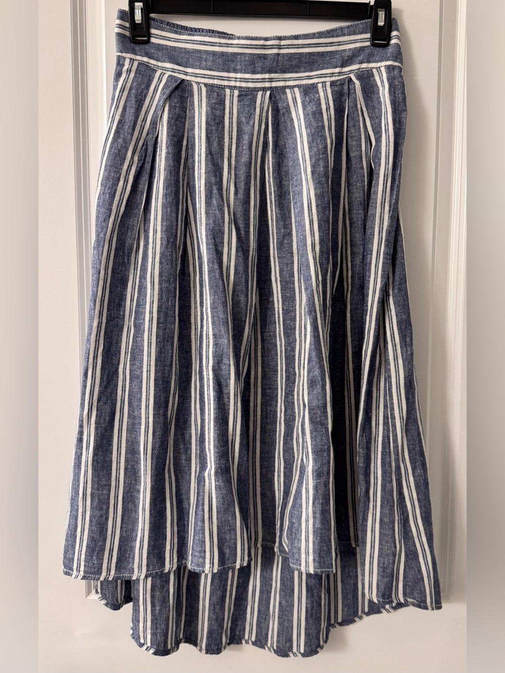 #x586 - Max Studio Cotton Linen Blend Blue & White Striped Hi-Lo V-Pleated Skirt